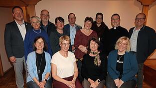 Vorne v.l.: Hermine Bart (2. Vorsitzende), Claudia Neumaier (1. Vorsitzende), Maria Tristl (2. Vorsitzende), Sabine Schweiger (2. Vorsitzende); (stehend v.l.) B&uuml;rgermeister Dieter Neumaier (Kirchberg), Monika Eschbaumer (Beisitzerin), Franz Wieser (Beisitzer), Kathy Mesner (Schriftf&uuml;hrerin), B&uuml;rgermeister Johann Schweiger (Steinkirchen), Monika Hofer (Kassiererin), B&uuml;rgermeisterin Michaela M&uuml;hlen (Inning am Holz), Pfarrer Jacek Jamiolkowski und B&uuml;rgermeister Alfons Beilhack (Hohenpolding).