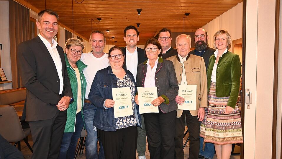 Langj&auml;hrige treue Mitglieder haben Ortsvorsitzender Michael H&auml;tscher (hinten Mitte) und sein Stellvertreter Bj&ouml;rn Wilhelm (links) geehrt. Dazu gratulierten auch MdL Petra H&ouml;gl und dritter B&uuml;rgermeister Sebastian Langwieser (v.r.) sowie bezirksr&auml;tin Hannelore Langwieser (2.v.l.).
