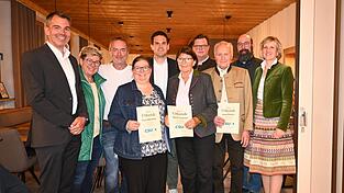 Langj&auml;hrige treue Mitglieder haben Ortsvorsitzender Michael H&auml;tscher (hinten Mitte) und sein Stellvertreter Bj&ouml;rn Wilhelm (links) geehrt. Dazu gratulierten auch MdL Petra H&ouml;gl und dritter B&uuml;rgermeister Sebastian Langwieser (v.r.) sowie bezirksr&auml;tin Hannelore Langwieser (2.v.l.).