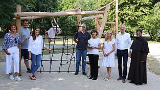 Weihten den Spielplatz ein (von links): Cristina Pop, Tiefbauamtsleitung, Stefan Müller, Stadtgärtnerei, Anna Süß, Leiterin Abteilung Jugendarbeit, Jörg Bär, Leiter der Stadtgärtnerei, Pfarrerin Christine Riesbeck von der Christuskirche, Verwaltungsrätin Katharina Dilger, Oberbürgermeister Markus Pannermayr, Karmeliten-Pater Anil John Kaipranpadan. Das Klettergerüst kommt bei den Kindern bereits sehr gut an - wie auf dem Bild zu sehen ist. Weihten den Spielplatz ein (von links): Cristina Pop, Tiefbauamtsleitung, Stefan Müller, Stadtgärtnerei, Anna Süß, Leiterin Abteilung Jugendarbeit, Jörg Bär, Leiter der Stadtgärtnerei, Pfarrerin Christine Riesbeck von der Christuskirche, Verwaltungsrätin Katharina Dilger, Oberbürgermeister Markus Pannermayr, Karmeliten-Pater Anil John Kaipranpadan. Das Klettergerüst kommt bei den Kindern bereits sehr gut an - wie auf dem Bild zu sehen ist.