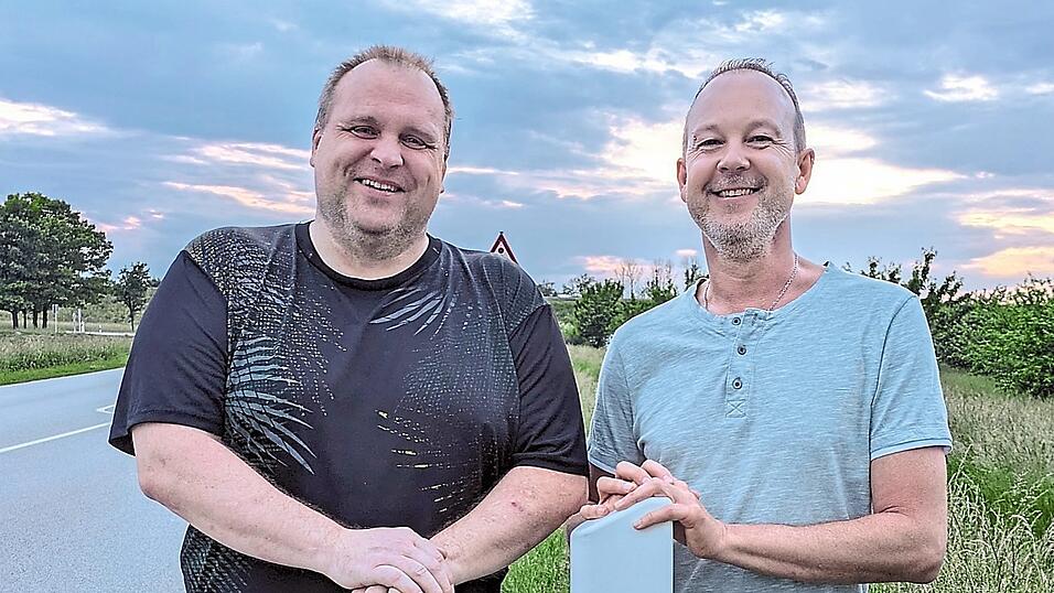 Sie sprudeln vor Ideen: die beiden Tüftler Thomas Grad (r.) und Christian Niestolik aus Aholming und Otzing. Sie sprudeln vor Ideen: die beiden Tüftler Thomas Grad (r.) und Christian Niestolik aus Aholming und Otzing.