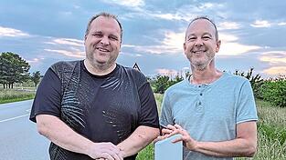 Sie sprudeln vor Ideen: die beiden Tüftler Thomas Grad (r.) und Christian Niestolik aus Aholming und Otzing. Sie sprudeln vor Ideen: die beiden Tüftler Thomas Grad (r.) und Christian Niestolik aus Aholming und Otzing.