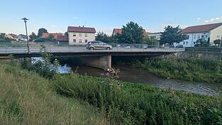 Die Brücke, die die Dekan-Wagner-Straße über die Pfettrach führt, wurde 1952 erbaut.