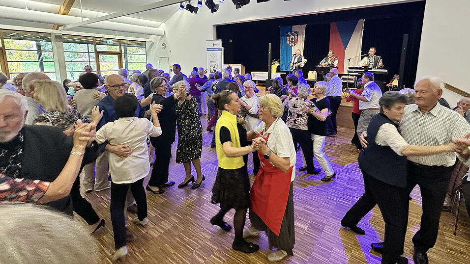 Grenzüberschreitender Seniorentag in der Arberlandhalle Bayerisch Eisenstein: Die Tanzfläche war immer gut gefüllt, die Senioren nutzten die Gelegenheit zum Tanz ausgiebig. Grenzüberschreitender Seniorentag in der Arberlandhalle Bayerisch Eisenstein: Die Tanzfläche war immer gut gefüllt, die Senioren nutzten die Gelegenheit zum Tanz ausgiebig.