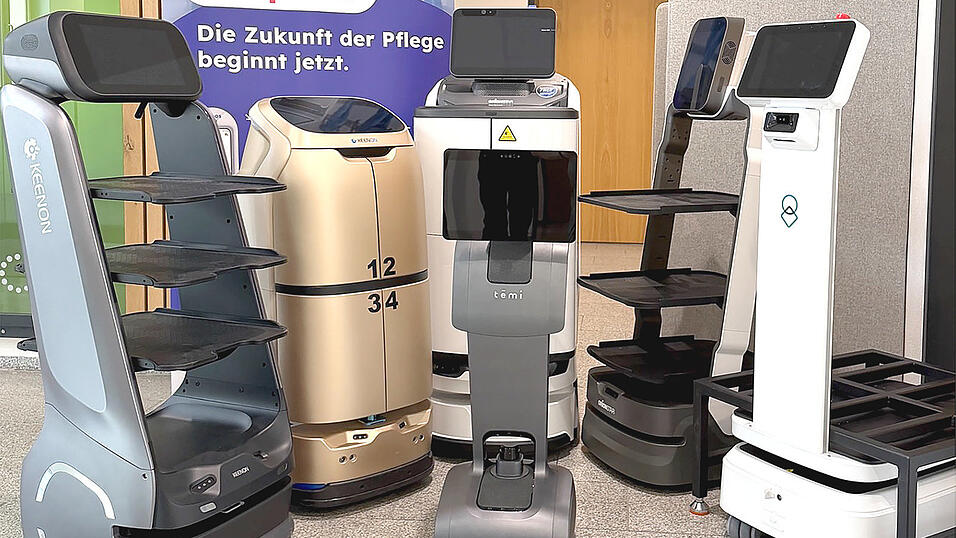 Verschiedene Modelle von Transport-Robotern, die in Kliniken eingesetzt werden k&ouml;nnen.