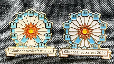 Auf dem Foto handelt es sich rechts um das Original, links ist der gef&auml;lschte Pin zu sehen. Dessen Speichen sind zum Beispiel viel filigraner als beim Original-Sammlerpin des G&auml;ubodenvolksfestes.