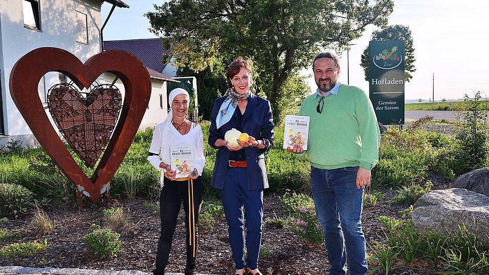 Gemeinsam mit Stefanie Walter (l.) vom Cactus-Buchladen und KEB-Geschäftsführer Stefan Ramoser informierte Autorin Doktor Annette Kerckhoff über Lebensmittel, die jeder zuhause hat und wie man diese nutzen kann. Gemeinsam mit Stefanie Walter (l.) vom Cactus-Buchladen und KEB-Geschäftsführer Stefan Ramoser informierte Autorin Doktor Annette Kerckhoff über Lebensmittel, die jeder zuhause hat und wie man diese nutzen kann.