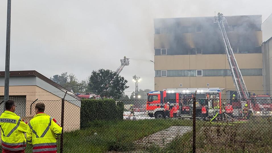 Durch ein Feuer in einer Lagerhalle der Brandt-Schokoladenfabrik in Landshut ist laut Sch&auml;tzungen der Polizei ein Millionenschaden entstanden.
