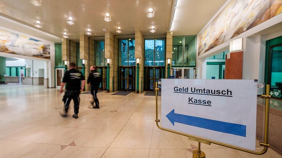 Wer noch alte Scheine oder M&uuml;nzen findet, kann diese kostenlos bei allen 31 Filialen der Bundesbank oder per Postweg &uuml;ber die Bundesbank-Filiale in Mainz zum Umtausch einreichen. (Archivbild)