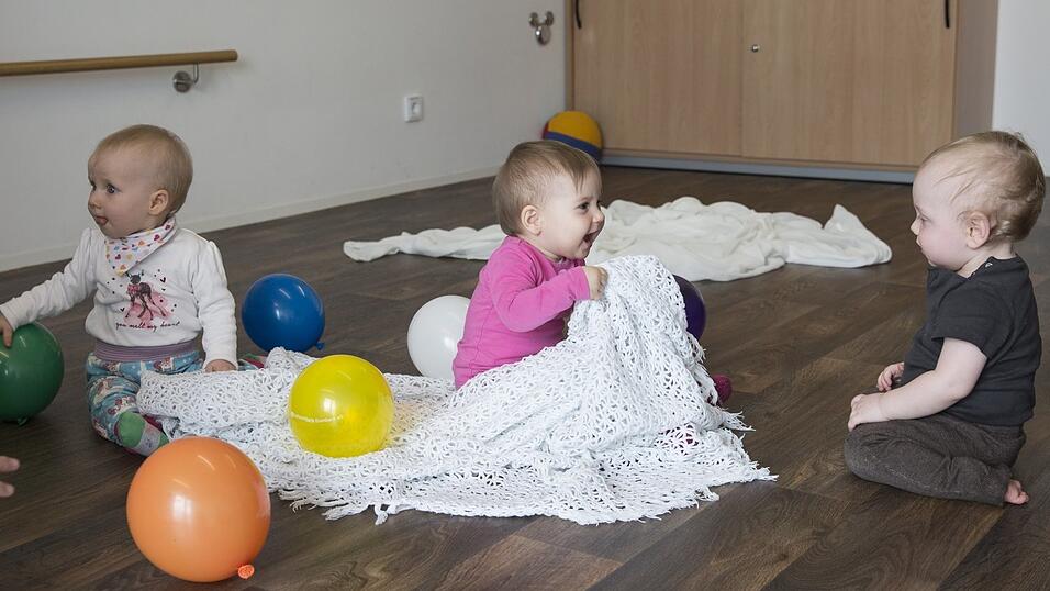 In den ersten Lebensjahren lernen Kinder grundlegende soziale Fähigkeiten wie Teilen und Kooperieren. Im Vorschulalter entwickeln sie ihre Fähigkeit, Konflikte zu lösen und Kompromisse einzugehen, und erst im Schulalter lernen Kinder, wie man Freundschaften aufbaut und pflegt.