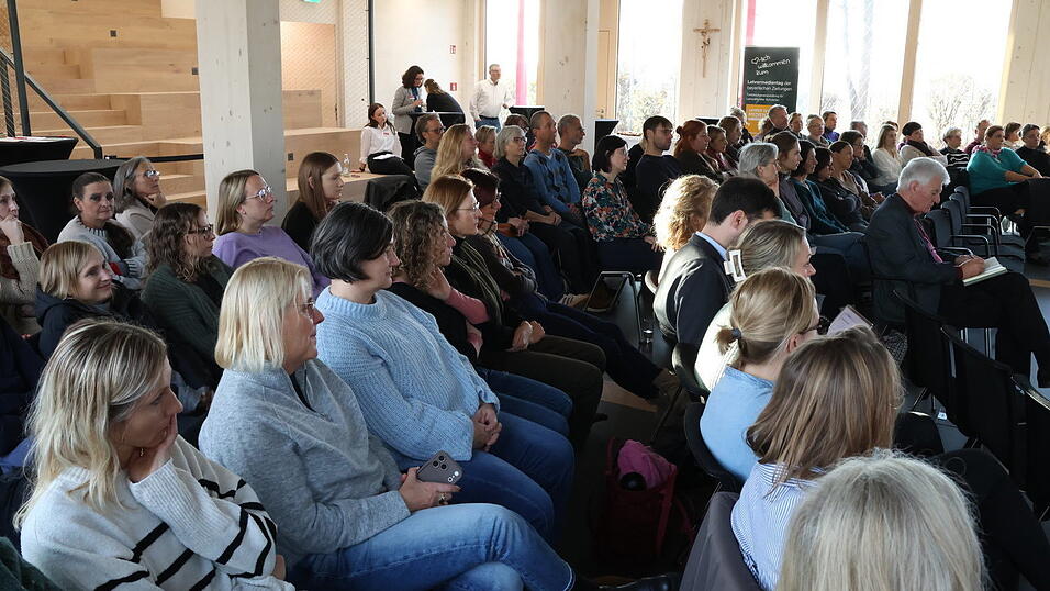 Mehr als 80 Lehrkrfäte aus Niederbayern und der Oberpfalz waren zu Gast in der Akademie.
