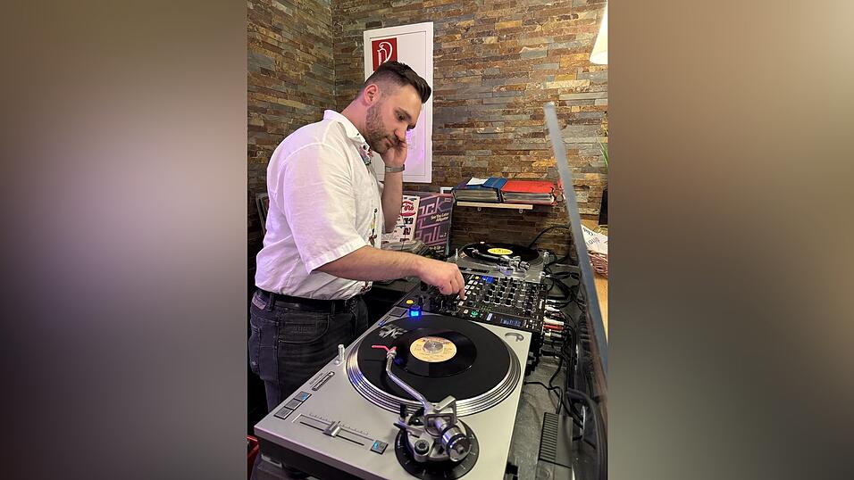 DJ Toni Oswald konzentriert an den Plattentellern
