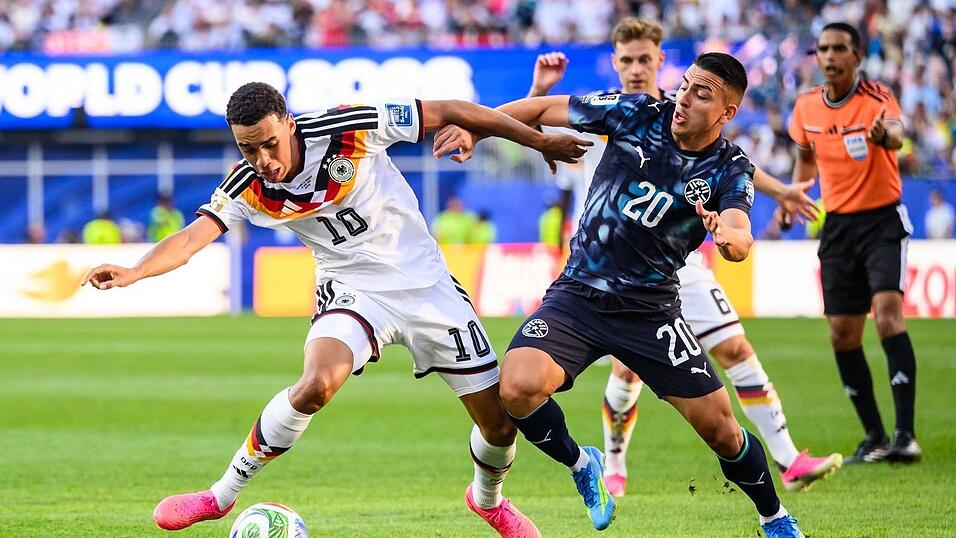 Jamal Musiala (l) bekam eine aufmunternde und beruhigende Nachricht vom Bundestrainer. (Archivild) Jamal Musiala (l) bekam eine aufmunternde und beruhigende Nachricht vom Bundestrainer. (Archivild)
