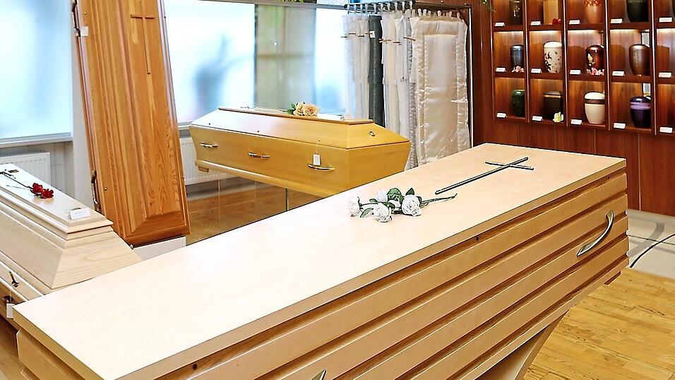 F&uuml;r Erdbestattungen war bislang ein Sarg aus Vollholz notwendig. 'Aus religi&ouml;sen und weltanschaulichen Gr&uuml;nden' soll nach der &Auml;nderung der Bestattungsverordnung auch eine Erdbestattung in einem Leichentuch ohne Sarg m&ouml;glich sein. Daf&uuml;r muss die Stadt ihre Friedhofssatzung &auml;ndern.