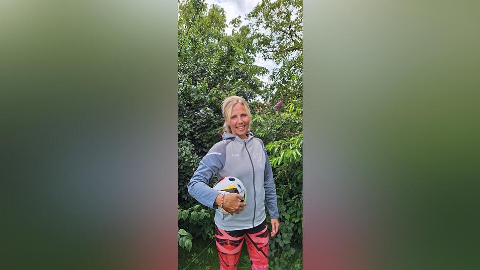 Immer am Ball: Julia Bayer ist Sportlehrerin, Mama von drei Buben und Fußballtrainerin. Immer am Ball: Julia Bayer ist Sportlehrerin, Mama von drei Buben und Fußballtrainerin.