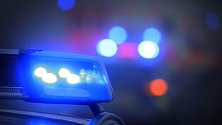 Die Polizeikräfte können den Vater der Frau daran hindern, ebenfalls die Security anzugreifen. (Symbolbild)