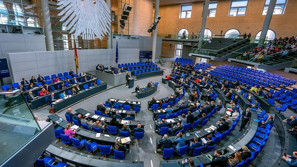 Der Bundestag z&auml;hlt heute 630 Abgeordnete - dabei wollen Union und SPD es belassen. (Archivfoto)