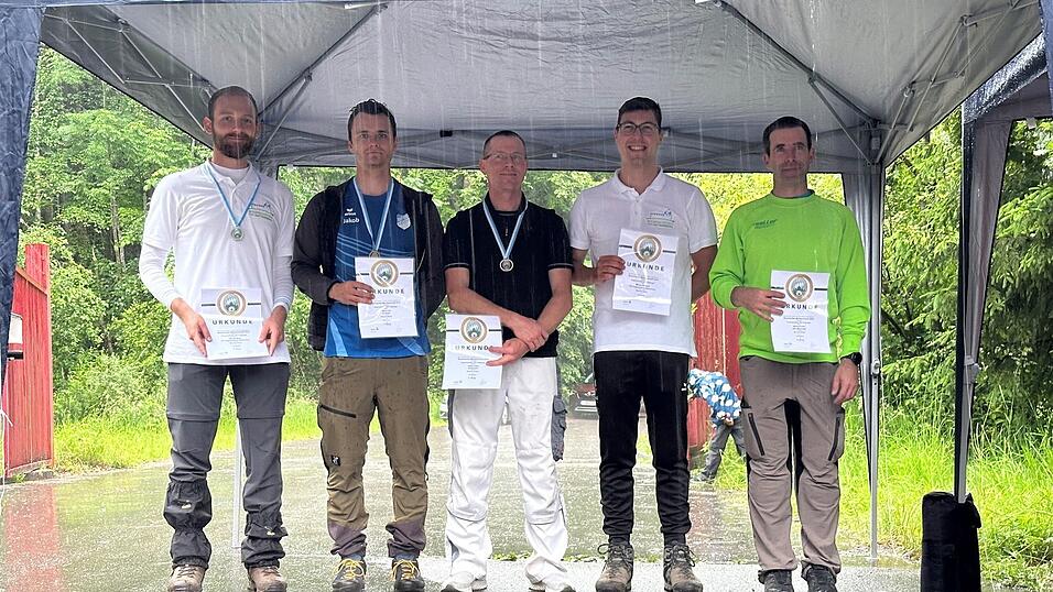 Siegerehrung der Herrenklasse Recurve: (v.l.) Raphael Maier (TSV Natternberg), Jakob Hetz (BC Reuth), Stefan Feller (GS Boxdorf), Michael Stockner (TSV Natternberg) und Michael Kuffer (BSC Mittenwald). Siegerehrung der Herrenklasse Recurve: (v.l.) Raphael Maier (TSV Natternberg), Jakob Hetz (BC Reuth), Stefan Feller (GS Boxdorf), Michael Stockner (TSV Natternberg) und Michael Kuffer (BSC Mittenwald).