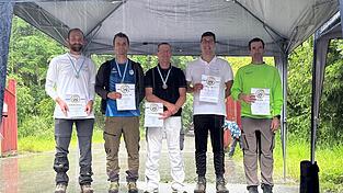 Siegerehrung der Herrenklasse Recurve: (v.l.) Raphael Maier (TSV Natternberg), Jakob Hetz (BC Reuth), Stefan Feller (GS Boxdorf), Michael Stockner (TSV Natternberg) und Michael Kuffer (BSC Mittenwald). Siegerehrung der Herrenklasse Recurve: (v.l.) Raphael Maier (TSV Natternberg), Jakob Hetz (BC Reuth), Stefan Feller (GS Boxdorf), Michael Stockner (TSV Natternberg) und Michael Kuffer (BSC Mittenwald).