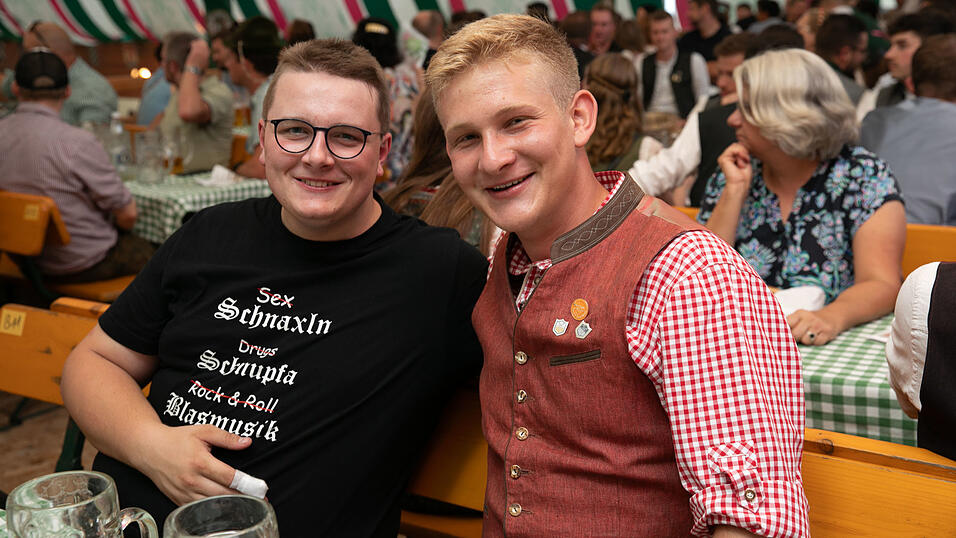 Echte Blasmusikfans lie&szlig;en sich den Montagabend im Festzelt Weckmann nicht entgehen.