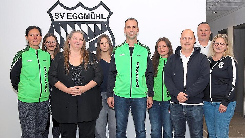 Die neue Abteilungsleitung und die Jugendsprecherinnen der Abteilung Einrad mit den SVE Vorstandsmitgliedern Melanie Jurju (rechts) und Gerhard Rottmeier (Zweiter von rechts). Die neue Abteilungsleitung und die Jugendsprecherinnen der Abteilung Einrad mit den SVE Vorstandsmitgliedern Melanie Jurju (rechts) und Gerhard Rottmeier (Zweiter von rechts).