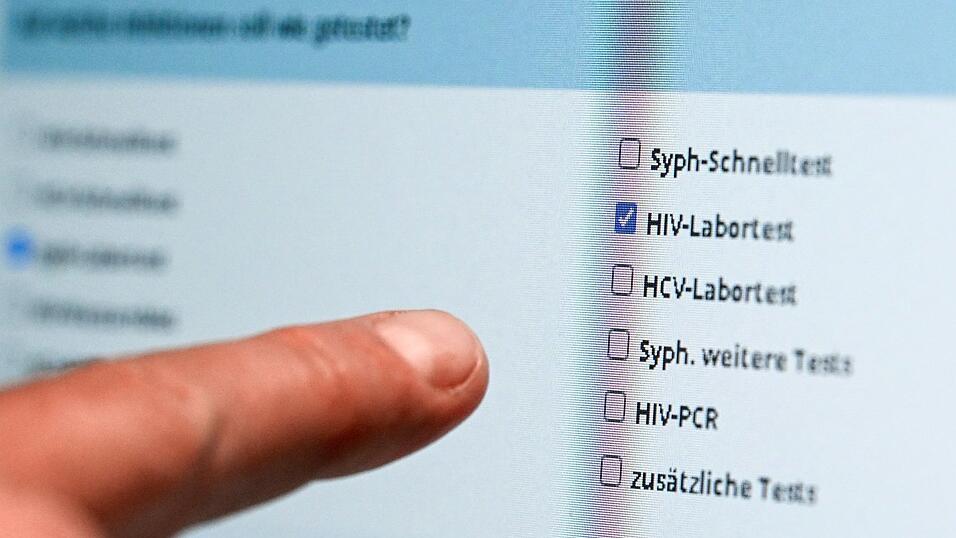 Die Zahl der gemeldeten HIV-Erstdiagnosen blieb 2025 laut bayerischem Gesundheitsministerium nahezu unverändert. (Symbolbild) Die Zahl der gemeldeten HIV-Erstdiagnosen blieb 2025 laut bayerischem Gesundheitsministerium nahezu unverändert. (Symbolbild)
