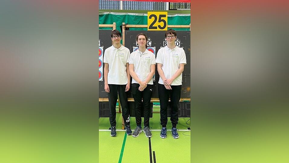 Die Jugendmannschaft mit Bálint Zavaschi (v.l.), Laurenz Gabriel Weinberger und András Zavaschi belegte Rang fünf.