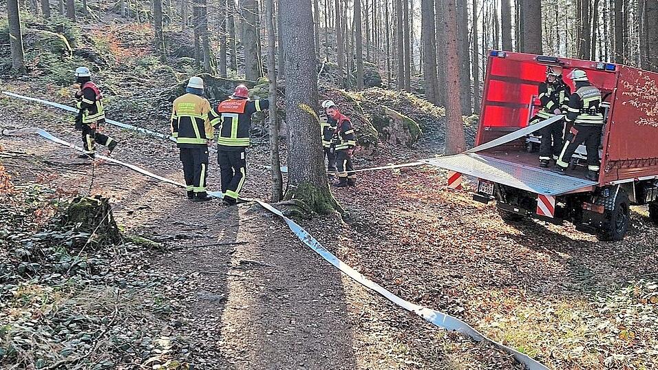 Eine lange Schlauchleitung mit einer Länge von fast einem Kilometer musste mitten durch den Wald verlegt werden. Eine lange Schlauchleitung mit einer Länge von fast einem Kilometer musste mitten durch den Wald verlegt werden.