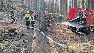 Eine lange Schlauchleitung mit einer Länge von fast einem Kilometer musste mitten durch den Wald verlegt werden.