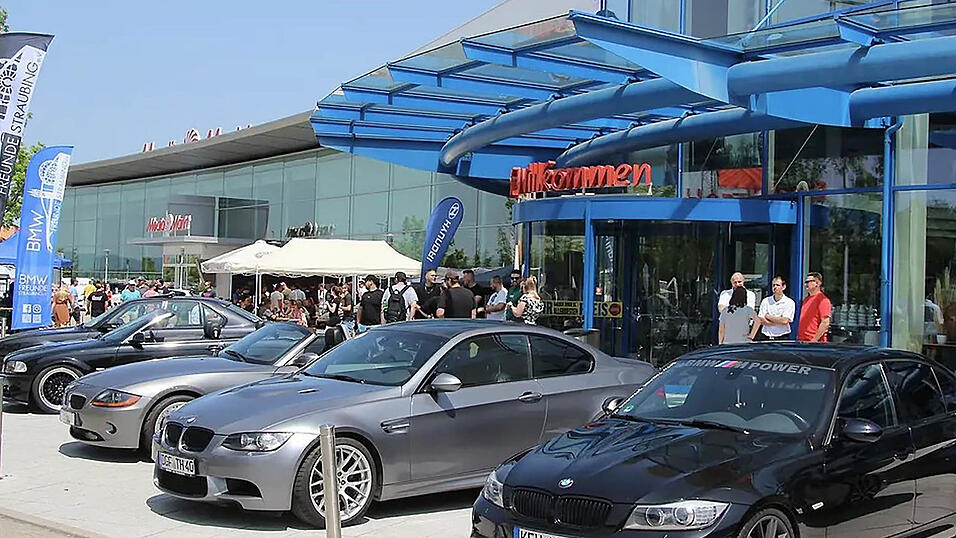 Auf dem Gro&szlig;parkplatz bei M&ouml;bel Wanninger kommen Autofans voll auf ihre Kosten.
