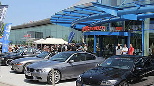 Auf dem Gro&szlig;parkplatz bei M&ouml;bel Wanninger kommen Autofans voll auf ihre Kosten.