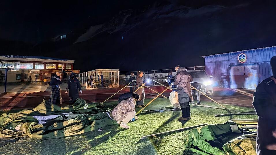 Rettungskräfte richteten provisorische Unterkünfte ein. Rettungskräfte richteten provisorische Unterkünfte ein.