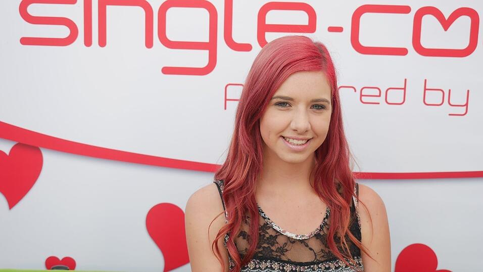 Corinna S.: Hier geht's zu ihrem Video: http://www.idowa.de/inhalt.sie-sucht-ihn-single-corinna-s.f4752779-587b-4eb7-88e0-4adf9ff39785.html Wenn du möchtest, dass Corinna S. Miss Single-Couch 2017 wird, dann drücke auf 'Gefällt mir': https://www.facebook.com/pg/singlecouch/photos/?tab=album&album_id=1358187074293674