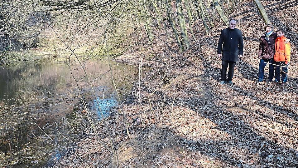 Nicht umkippen lassen: Max Kollmannsberger und Tatjana Merz besuchen einen der wohl belasteten Weiher in der Tegernheimer Schlucht.