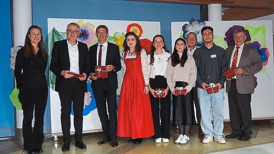 Die Redner des Tages bei der Amtseinführung von Barbara Gagel erhielten von ihr ein Präsent. Die Redner des Tages bei der Amtseinführung von Barbara Gagel erhielten von ihr ein Präsent.