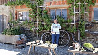 Sonja Schierer veranstaltet im Innenhof ihres Wirtshauses ein Sommerfest mit der Schmankerl-Musi.