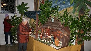 Die letzten Handgriffe: Rosina Salzberger positioniert eine Figur, Renate Deistler befestigt das Gr&uuml;nzeug. Die Krippenlandschaft kann ab Weihnachten bewundert werden.