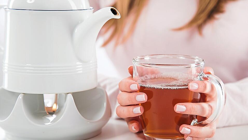 Kräutertee, grüner und schwarzer Tee sind beim Wasserfasten erlaubt. Kräutertee, grüner und schwarzer Tee sind beim Wasserfasten erlaubt.