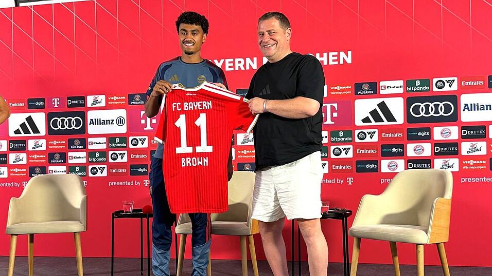 Bayern-Neuzugang Nathaniel Brown (l) und Sportvorstand Max Eberl (r) sprachen &uuml;ber die Bayern-Ziele.