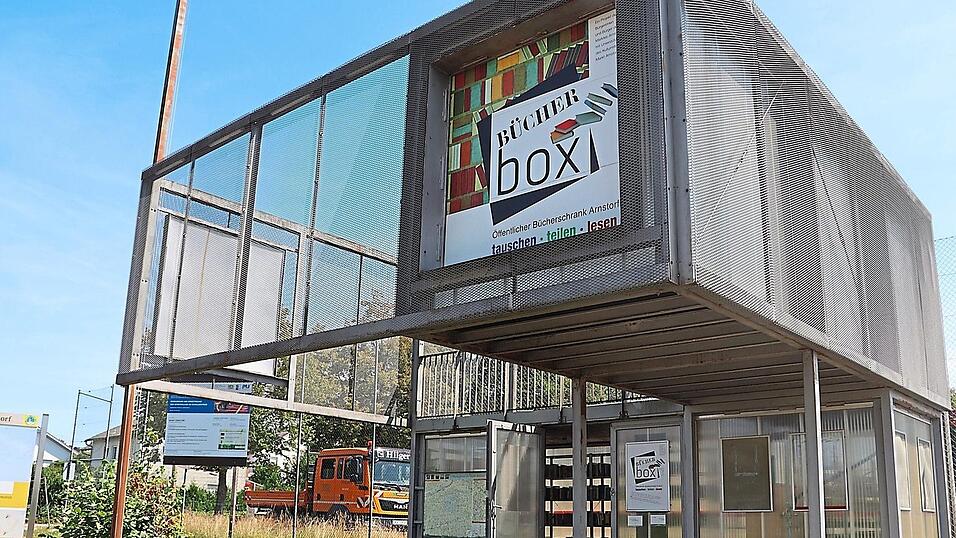 Die B&uuml;cherbox in Arnstorf liegt nahe der Real- und Mittelschule. Sie ist kaum zu verfehlen.