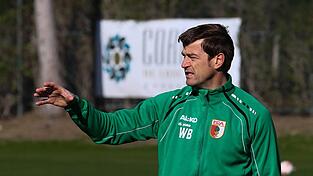 Nach 14 Jahren als Co-Trainer sowie Gegner- und Spielanalyst sagt Wolfgang Beller - hier bei einem Trainingslager des FC Augsburg im Januar 2013 in der Türkei - dem Profifußball Servus.