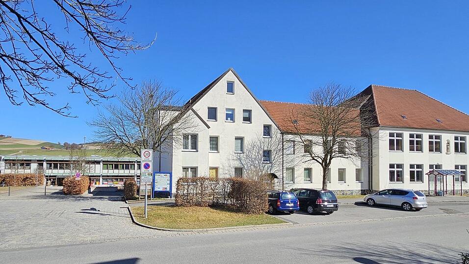 Als neuer Standort f&uuml;r die &ouml;rtliche B&uuml;cherei ist das Erdgeschoss des Mietwohngeb&auml;udes - das sogenannte 'Lehrerwohnhaus' (hier in der Bildmitte) - in der Marktstra&szlig;e 40 vorgesehen.