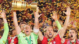 Manuel Neuer stemmt den DFB-Pokal in die H&ouml;he.