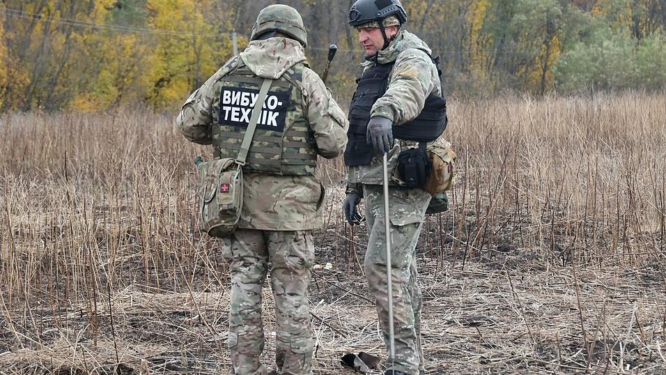 Abgeordnete des Europaparlaments haben die EU-Mitgliedsstaaten am Dienstag zu mehr Militärhilfe für die Ukraine aufgefordert. Abgeordnete des Europaparlaments haben die EU-Mitgliedsstaaten am Dienstag zu mehr Militärhilfe für die Ukraine aufgefordert.