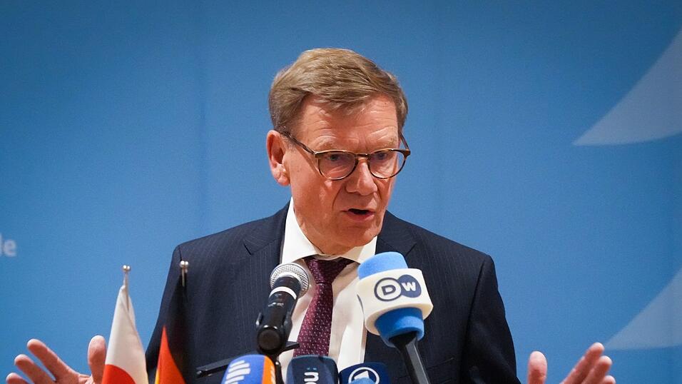Außenminister Wadephul hat sich zu einer möglichen Entsendung deutscher Soldaten in die Ukraine für westliche Sicherheitsgarantien zurückhaltend geäußert. Außenminister Wadephul hat sich zu einer möglichen Entsendung deutscher Soldaten in die Ukraine für westliche Sicherheitsgarantien zurückhaltend geäußert.