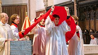 Solidarität als Dach, das auf vielen Pfeilern steht: Dieses Bild wählte Stiftspropst Franz Joseph Baur (links) für seine Predigt Solidarität als Dach, das auf vielen Pfeilern steht: Dieses Bild wählte Stiftspropst Franz Joseph Baur (links) für seine Predigt