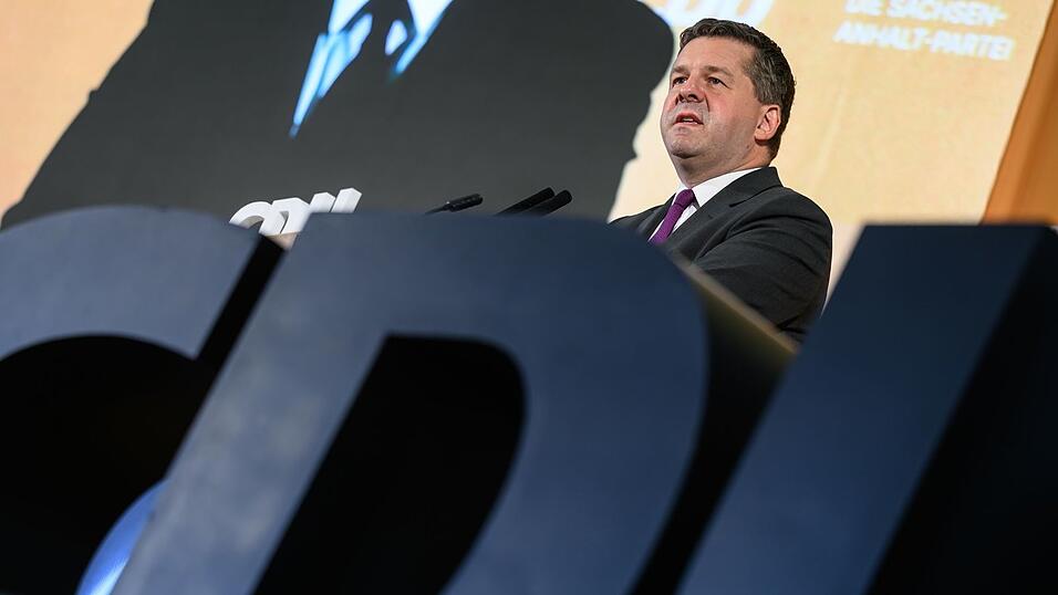 Sachsen-Anhalts Ministerpräsident Sven Schulze (CDU) hat seine ablehnende Haltung gegenüber AfD und Linken immer wieder bekräftigt. (Archivbild) Sachsen-Anhalts Ministerpräsident Sven Schulze (CDU) hat seine ablehnende Haltung gegenüber AfD und Linken immer wieder bekräftigt. (Archivbild)