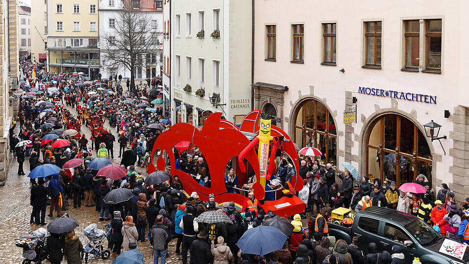 Echte Faschingsfans kann Regen nicht stoppen. Echte Faschingsfans kann Regen nicht stoppen.