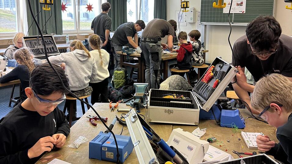 Azubis und Sch&uuml;ler bei Technik f&uuml;r Kinder an der Grundschule in Viechtach. Seit 15 Jahren gibt es das Angebot inzwischen.
