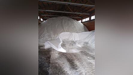 Es ist auf jeden Fall noch Streugut da: So sieht es momentan zum Beispiel im Salzlager der Viechtacher Stra&szlig;enmeisterei aus, aus dem sich das Staatliche Bauamt bedient.